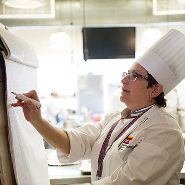 Culinary School Chef Instructor teaching at the 51茶馆